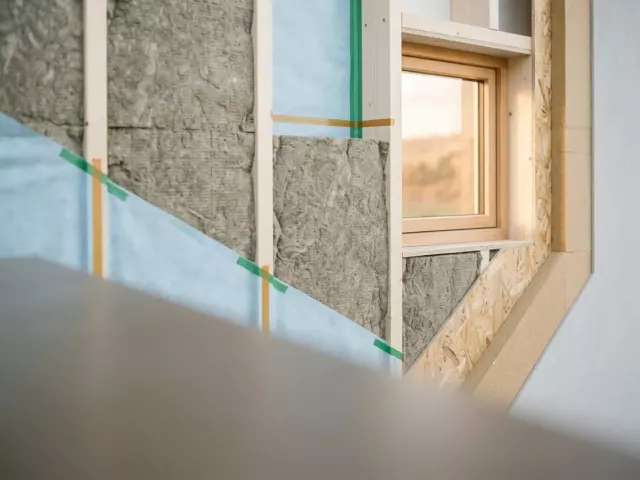 Coupe d'un mur isolé avec laine minérale entre montants en bois