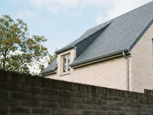 Toit en ardoises et façade en briques d'une maison