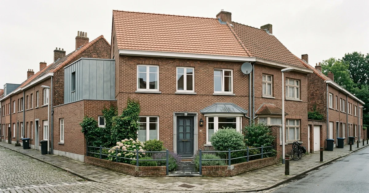 Maison de brique à toiture neuve vue depuis le trottoir