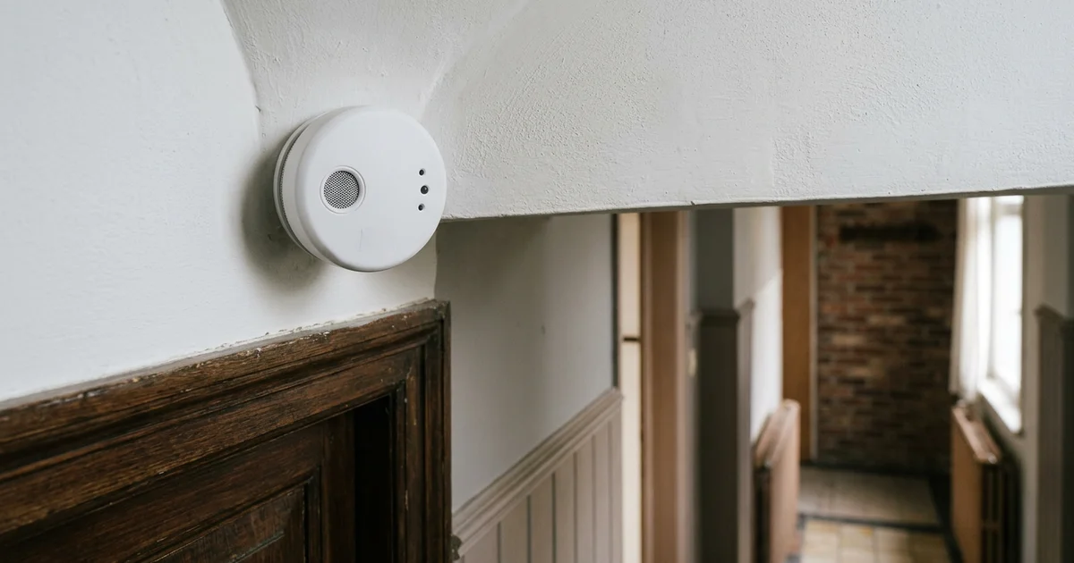 CO-melder aan een plafond in een gang in een Vlaamse woning
